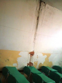 Infiltração em sala de aula da Escola José Luiz de Mesquita, no bairro Cidade Nova, que enfrenta vandalismo e evasão escolar