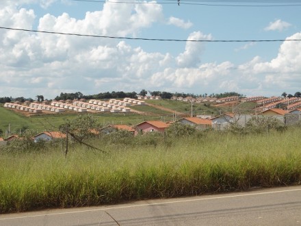 Vista do bairro Judith Cândido tendo ao fundo o novo conjunto habitacional Vista do Lago a ser inaugurado em breve 