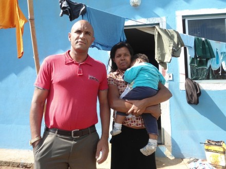 . O morador do Alto dos Ipês, Leandro Rodrigues de Souza, ao lado da esposa e do neto que está sem creche para estudar  