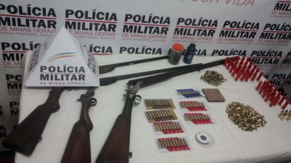 Em todo Estado foram apreendidas diversas armas, drogas, dinheiro.  Na foto: armas e munição apreendidas pela PM durante a operação  em Lavras.