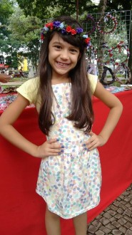 Larissa Vitória Silva Rocha de 8 anos adora enfeitar os cabelos. Ela e a tia passeavam pela praça e deram uma parada para comprar tiaras.