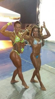 Andreia (à direita) e outra competidora de uma categoria acima da sua. Foto: Arquivo Pessoal