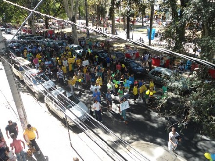 Manifestantes na Praça Dr. Augusto Silva 