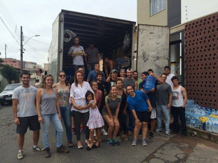 Voluntários ajudaram a carregar o caminhão que seguiu para Governador Valadares. (Foto: Patrícia Naves)