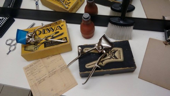 Os instrumentos antigos ainda são encontrados no salão. A nota fiscal da máquina de cortar cabelo data de 1957. Foto: Karina Mascarenhas