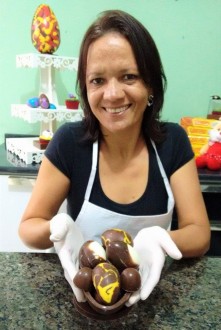 Daniela exibe os ovos de chocolate com orgullho. Produção artesanal é um mercado crescente. (Foto: Karina Mascarenhas)