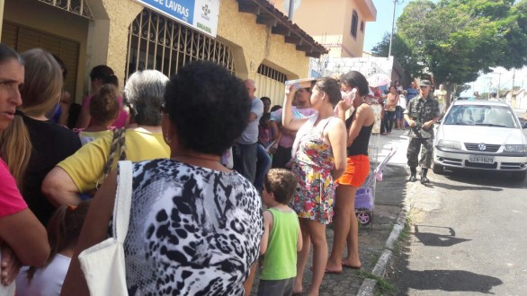 Moradores aguardam atendimento no bairro Vale do Sol.