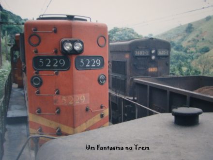 Trenzinho solta fumaça de verdade locomotiva vagões trilhos e estação